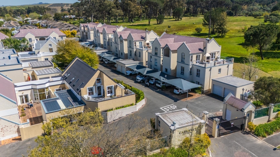 3 Bedroom Property for Sale in Onder Papegaaiberg Western Cape